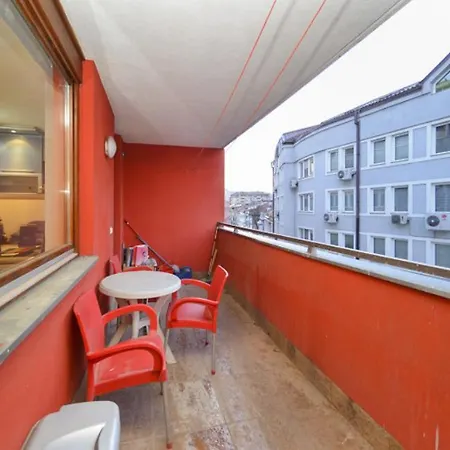 Large 10 Min Of Walk From Center Apartment *