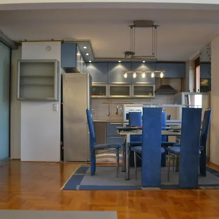Large 10 Min Of Walk From Center Apartment *