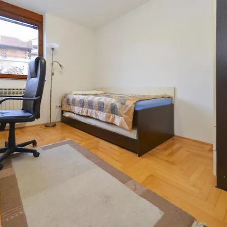 Large 10 Min Of Walk From Center Apartment