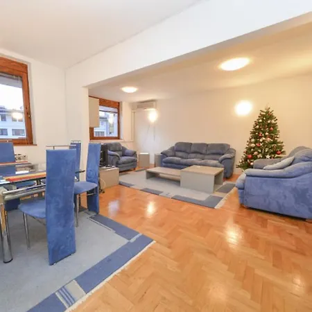 Large 10 Min Of Walk From Center